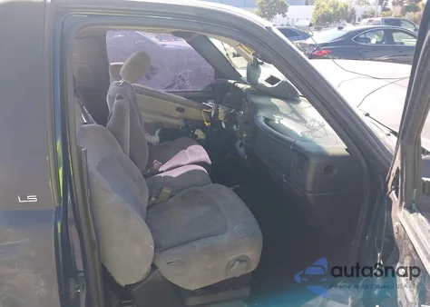 2000 Chevrolet Silverado 1500 Ls from USA, damaged, VIN 1GCEC14T2YZ340152